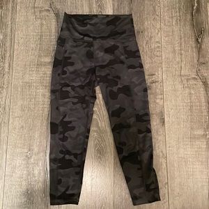 lululemon-like camo leggings cropped